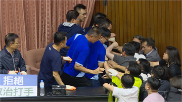 快新聞／藍委死守主席台！民進黨突襲進場雙方大打出手 賴士葆流血了... 