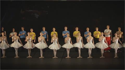 基輔芭蕾舞團巴黎巡迴　最後一場高唱國歌落淚