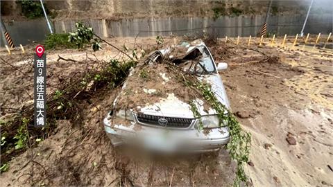 豪雨狂襲！苗9線土石崩落砸車　駕駛自行脫困就醫