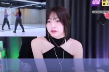 【有片】放送事故！辣模直播突遭黑衣男闖鏡熊抱　女上男下全被錄