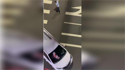 台中轎車自撞行人庇護島　「駕駛肇逃」全被高樓住戶拍下