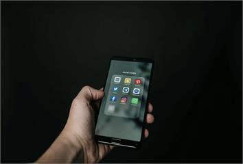 過馬路「側方機車全隱形」!早發青光眼 黑暗中滑手機要不得