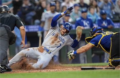 MLB(影)／神奇滑壘躲過捕手觸殺!　當家游擊手為皇家攻下保險分