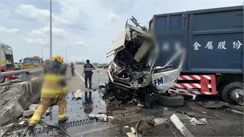 台７８線貨櫃車曳引車相撞　火燒車灌救！３人受傷送醫