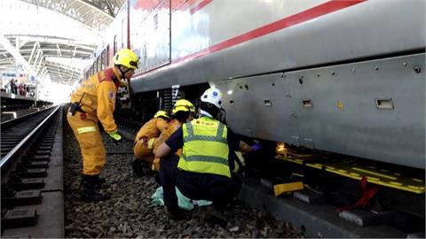 婦人突然落軌　列車鳴笛緊急煞車　仍撞上婦人