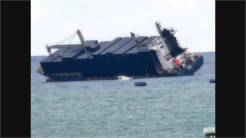 高雄港外海印度籍貨櫃船船體傾斜　不明原因進水！船長棄船「19人全撤離」