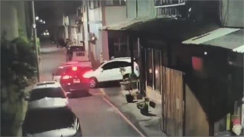 巷口被休旅車撞上　警車追查失竊機車案意外出車禍