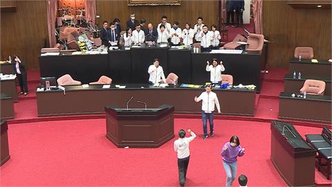 藍白強過財劃法出大包　綠委喊話政院「別背鍋善後」
