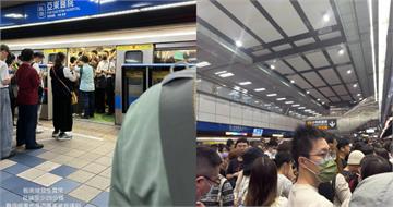 北捷板南線列車異常「車站人潮洶湧」　網友：廣播說至少延誤25分