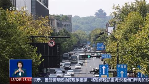 交通安全日宣導　中國多地行人仍用手機不看路