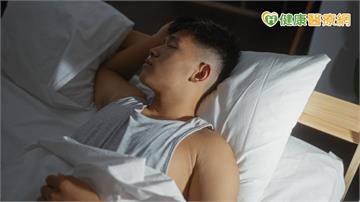 專家解析「睡衣選擇」為何影響睡眠品質　溫度也與男性生殖健康有關