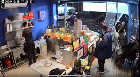 騎士誤催油門整車翹孤輪　暴衝撞進滷味店家