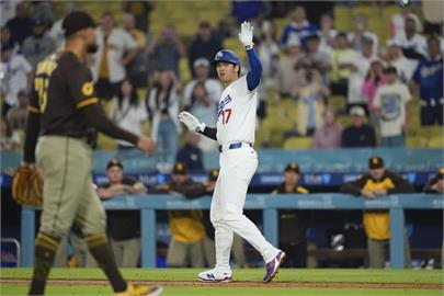 MLB(影)／大谷又被教士隊砸觸身球全場憤怒　他這一動作主播讚不愧是傳奇