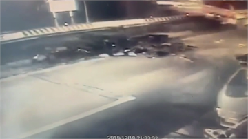 快新聞／瓦斯管線施工不慎致道路坍塌 騎士閃避不急摔車雷殘