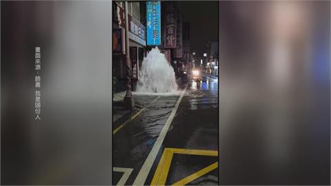 疑精神不濟 婦開車買早餐撞斷消防栓　水柱噴3米高