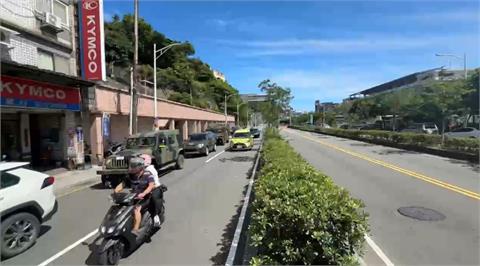 快新聞／畫面曝！基隆國軍雲豹甲車突拋錨　釀一線道堵車