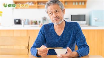 銀髮族食慾差、餐餐吃得慢？醫：當心「老年性吞嚥障礙」上身