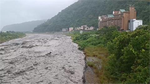 知本溪水暴漲滾滾泥流駭人　佳崙溪暴漲嘉蘭村聯外道路斷