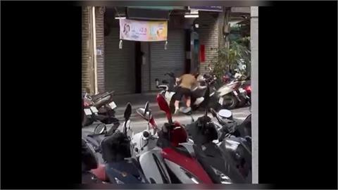 酒後失控！外國男沿路推倒機車　大鬧街頭民眾全看傻
