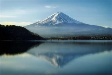中國遊客登頂富士山「照騙」廢到笑　台日網友狂酸：比哥吉拉還大