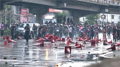 「引發社會恐慌」泰政府下新聞禁令　數千民眾反政府示威！