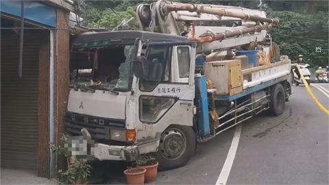 畫面曝光！駕駛方向盤轉不過去...水泥運輸車失控撞民宅