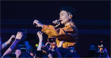 蕭秉治被拱跳16蹲急求饒　曝老闆五月天瑪莎暖舉