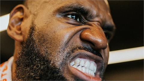NBA／詹姆斯曬霸氣側漏照　牙齒鑲「黃金皇冠」超吸睛！