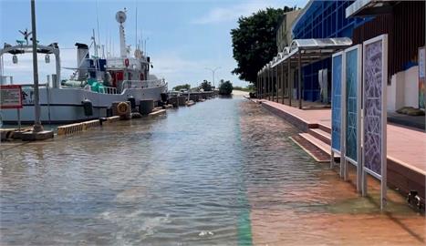 金門「漲九降」來襲！　新湖漁港遭海水淹沒