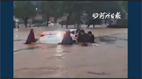 水深火熱！　中國廣東酷暑、暴雨淹水　駕駛困水中呼救