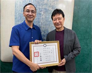 國民黨主席選舉大咖來了？朱立倫頒趙少康、管中閔中評會主席團聘書