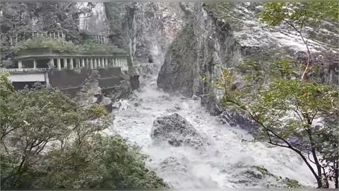 快新聞／最新！花蓮燕子口堰塞湖壩體溢流恐潰決　人員機具全數緊急撤離