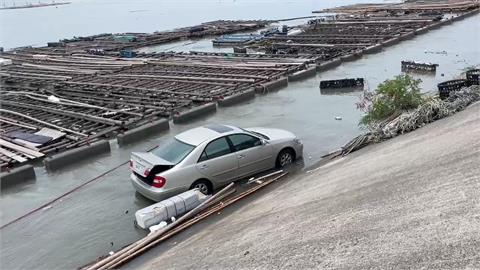 年度大潮！東石漁人碼頭海水倒灌　轎車堤防邊載浮載沉