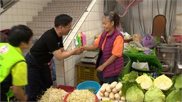 進市府前掃市場 林佳龍帶貼心小物贈選民