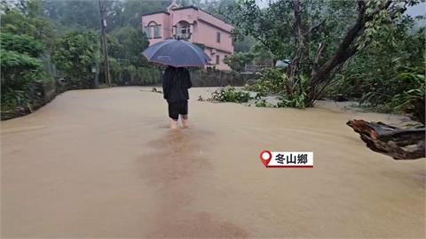 宜蘭午後「大豪雨特報」　民眾淡定吃流水席、台鐵蘇新及新馬一度雙線不通