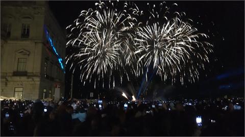 美國第一夫人迎接白宮耶誕樹　「世界最高」耶誕樹德國亮相