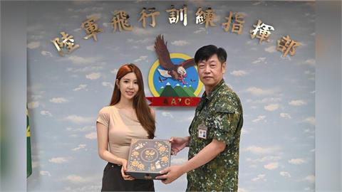 軍營掀粉紅泡泡！　最美禮生「寧寧」探班官兵　民眾喊：羨慕