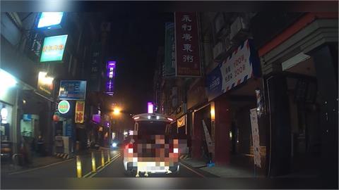 快新聞／離譜！宜蘭車輛臨停載人　2小孩1嬰兒坐車後門畫面曝