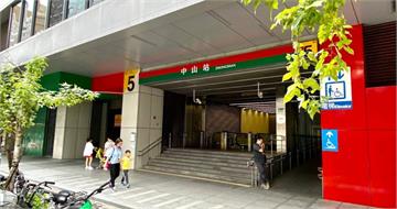 踩人還動怒!女子「持刀恫嚇」逃進北捷中山站 警方抓到人了