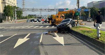 調撥車道突取消竟不知！　北市男上班開錯道逆向車流自撞分隔島