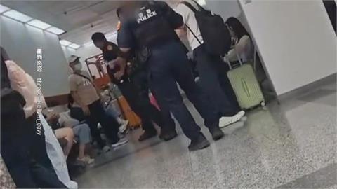 覺得被歧視！處理小港機場占位糾紛　旅客頻喊"警察仔"航警氣炸