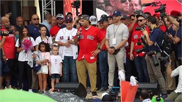紅襪總教練柯拉 捧世界大賽金盃返波多黎各