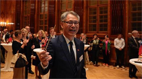 快新聞／軟實力外交！我駐奧地利代表劉玄詠「即興演出」　指揮樂隊獲滿堂彩
