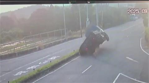 疑轉彎未減速　大貨車失控翻覆「焊條」拋對向車道