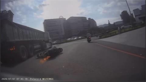 遭右轉大貨車撞倒「機車變火球」　肇事駕駛扛超大滅火器衝火海救人