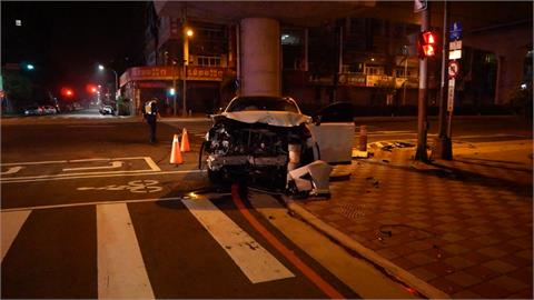 闖紅燈！轎車撞上計程車害運將受傷