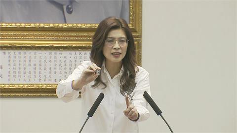 快新聞／傻眼！鄭麗文神秘笑喊「秀訪美成果」　下一秒掏出這物狂捧中企
