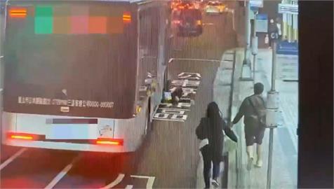 快新聞／我還沒上車！北市女乘客遭公車門夾住拖行　驚悚畫面全曝光