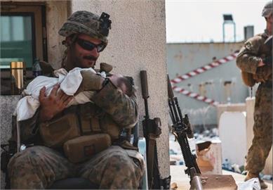 暖心畫面曝光！美國大兵不捨阿富汗小孩　發物資、懷中哄睡感動全網