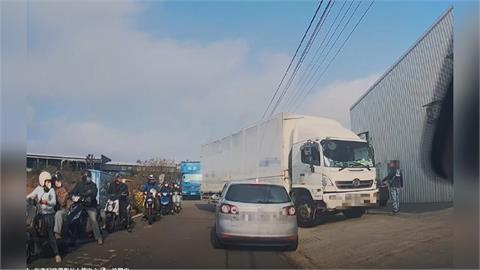 台中2車狹路相逢互不讓？　整條路全塞爆「喇叭聲此起彼落」